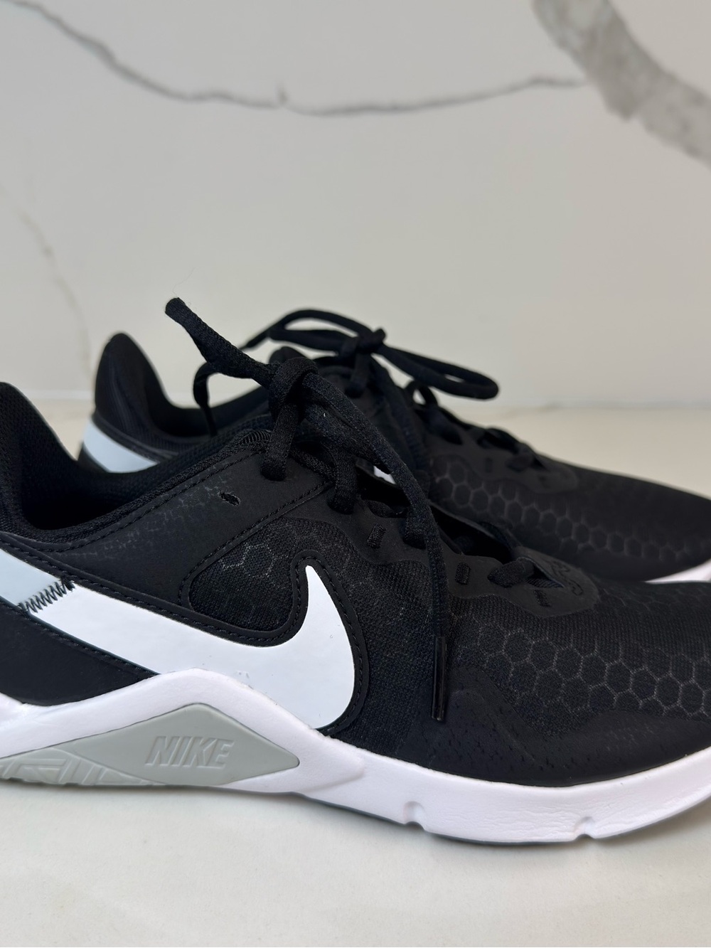 Nike Womens Legend Essential 2 Shoes Size 7 Black White CQ9545-001 Sneaker